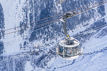 View of snow covered Aosta Valley, mountains and Skyway Monte Bianco cable car in winter, Courmayeur, Aosta Valley, Italy, Europe