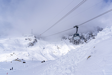 View of snow covered Aosta Valley, mountains and Skyway Monte Bianco cable car in winter, Courmayeur, Aosta Valley, Italy, Europe