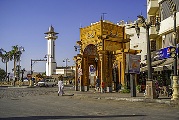 View of Abu Haggag Mosque and entrance to Luxor Souk on a sunny day, Luxor, Egypt, Africa