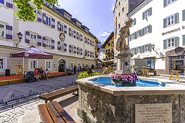 View of fountain in Stadtplatz in Zell am See on a sunny day, Zell am See, Salzburg, Austria, Europe