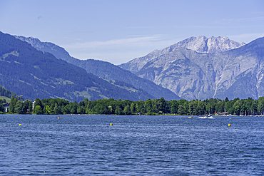 View of Lake Zell from Zell am See and mountainous backdrop on a sunny day, Zell am See, Salzburg, Austria, Europe