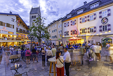 View of St. Hippolyte Church and cafe in Stadtplatz in Zell am See at dusk, Zell am See, Salzburg, Austria, Europe