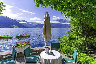 View of Lake Zell in Zell am See on a sunny day, Zell am See, Salzburg, Austria, Europe