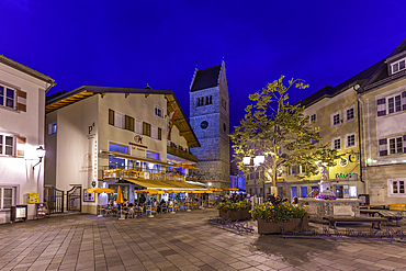 View of St. Hippolyte Church and Stadtplatz in Zell am See at dusk, Zell am See, Salzburg, Austria, Europe