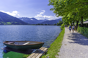 View of Lake Zell in Zell am See on a sunny day, Zell am See, Salzburg, Austria, Europe