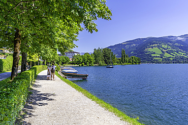 View of Lake Zell in Zell am See on a sunny day, Zell am See, Salzburg, Austria, Europe