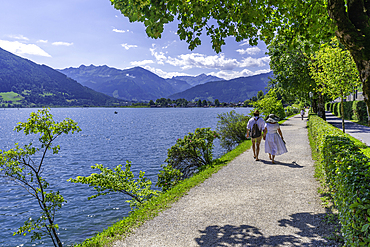 View of Lake Zell in Zell am See on a sunny day, Zell am See, Salzburg, Austria, Europe
