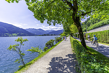 View of Lake Zell in Zell am See on a sunny day, Zell am See, Salzburg, Austria, Europe