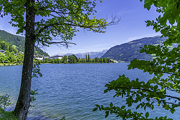 View of Lake Zell in Zell am See on a sunny day, Zell am See, Salzburg, Austria, Europe