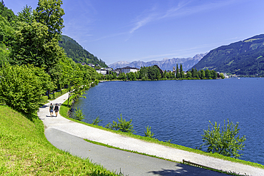 View of walkers by Lake Zell in Zell am See on a sunny day, Zell am See, Salzburg, Austria, Europe