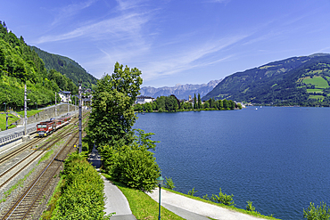 View of train to Zell am See and Lake Zell on a sunny day, Zell am See, Salzburg, Austria, Europe
