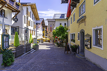 View of hotels and restaraunts in Zell am See on a sunny day, Zell am See, Salzburg, Austria, Europe