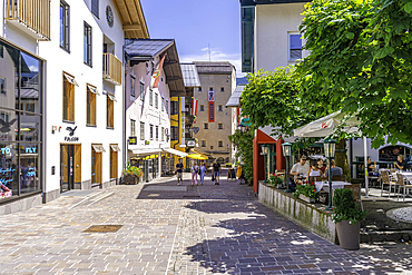 View of hotels and restaraunts in Zell am See on a sunny day, Zell am See, Salzburg, Austria, Europe