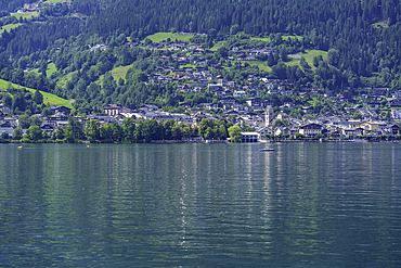 View of Zell am See and Lake Zell from cruise boat on a sunny day, Zell am See, Salzburg, Austria, Europe
