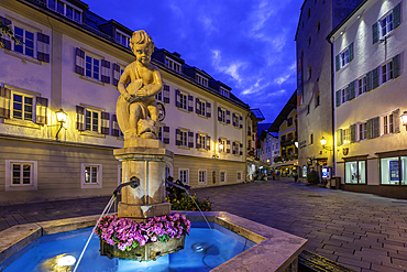 View of fountain in Stadtplatz in Zell am See at dusk, Zell am See, Salzburg, Austria, Europe
