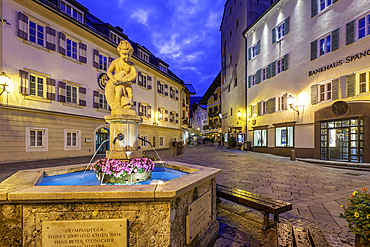 View of fountain in Stadtplatz in Zell am See at dusk, Zell am See, Salzburg, Austria, Europe