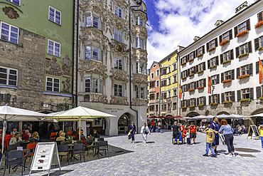 View of cafes in Herzog-Friedrich-Straße in the old town of Innsbruck on a sunny day in summer, Innsbruck, Tyrol Region, Austria, Europe