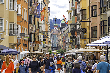 View of cafes in Herzog-Friedrich-Straße in the old town of Innsbruck on a sunny day in summer, Innsbruck, Tyrol Region, Austria, Europe