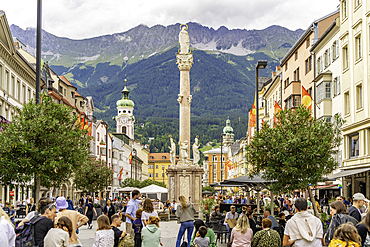 View of cafes in the town square and Annasäule in the old town of Innsbruck on a sunny day in summer, Innsbruck, Tyrol Region, Austria, Europe