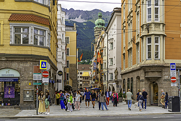 View of cafes in Herzog-Friedrich-Straße in the old town of Innsbruck on a sunny day in summer, Innsbruck, Tyrol Region, Austria, Europe