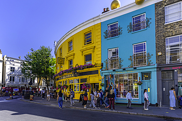 View of Sun in Splendour public house in Kensington during summer, Kensington, London, England, United Kingdom, Europe