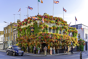 View of the The Churchill Arms, Kensington during summer, Kensington, London, England, United Kingdom, Europe