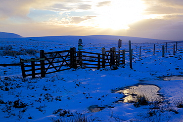 Kinder Scout Pennine Way in winter, Peak District National Park, Derbyshire, England, United Kingdom, Europe