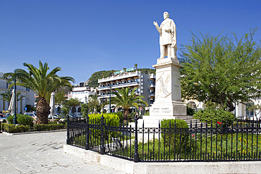 Statue in main square, Zakynthos Town, Zakynthos, Ionian Islands, Greek Islands, Greece, Europe