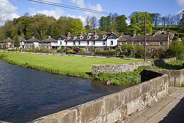 Bridge over Wye River and cottages, Bakewell, Derbyshire, England, United Kingdom, Europe