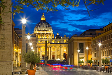 St. Peters and Piazza San Pietro at dusk, Vatican City, UNESCO World Heritage Site, Rome, Lazio, Italy, Europe