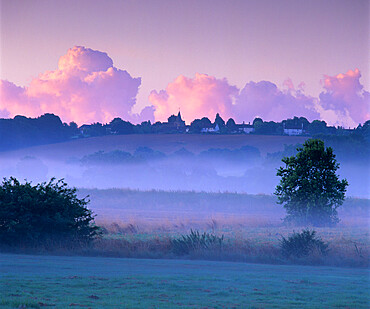 Dawn mist, Ewhurst Green, East Sussex, England, United Kingdom, Europe