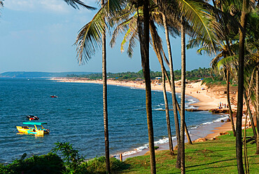 View along Sinquerim Beach, Fort Aguada, Goa, India, Asia