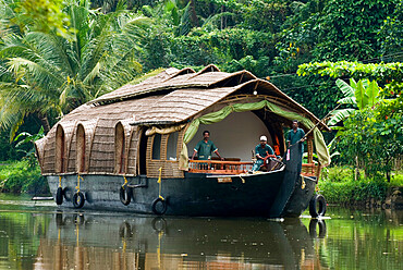 House boat on the Backwaters, near Alappuzha (Alleppey), Kerala, India, Asia