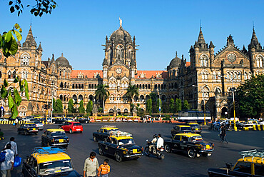 Busy junction outside Victoria Terminus (Chhatrapati Shivaji Terminus), UNESCO World Heritage Site, Mumbai (Bombay), Maharashtra, India, Asia