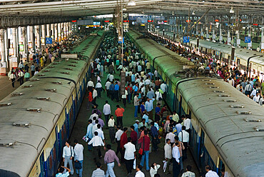 Rush hour in the Victoria Terminus (Chhatrapati Shivaji Terminus), Mumbai (Bombay), Maharashtra, India, Asia