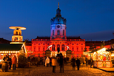 Christmas market outside the Charlottenburg Palace (Schloss Charlottenburg), Berlin, Germany, Europe