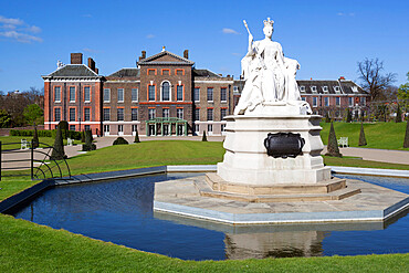 Kensington Palace and Queen Victoria statue, Kensington Gardens, London, England, United Kingdom, Europe