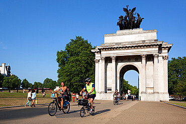 Cyclists under the Wellington Arch, Hyde Park Corner, London, England, United Kingdom, Europe