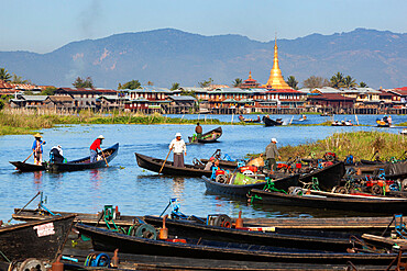 Boats arriving at Nampan local market, Inle Lake, Shan State, Myanmar (Burma), Asia