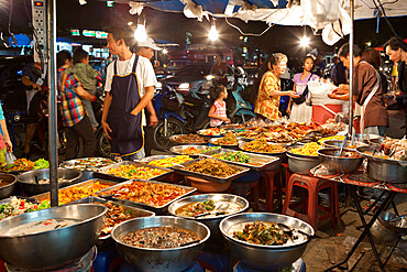 Food stalls at the Night Bazaar, Chiang Mai, Northern Thailand, Thailand, Southeast Asia, Asia