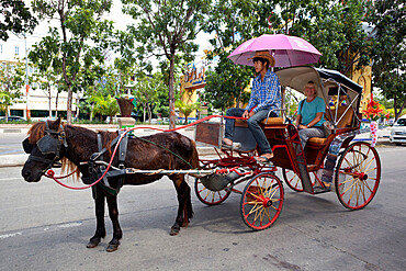 Horse drawn carriage with tourist, Lampang, Northern Thailand, Thailand, Southeast Asia, Asia