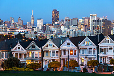 The Painted Ladies and the city at dusk, Alamo Square, San Francisco, California, United States of America, North America