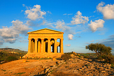 Tempio di Concordia (Concord) at sunset, Valle dei Templi, UNESCO World Heritage Site, Agrigento, Sicily, Italy, Europe