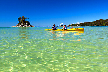 Kayaking in Torrent Bay, Torrent Bay, Abel Tasman National Park, Nelson region, South Island, New Zealand, Pacific