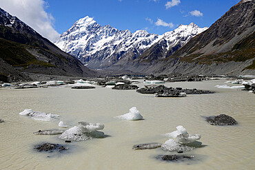 Hooker Lake and Glacier with icebergs and Mount Cook, Mount Cook National Park, UNESCO World Heritage Site, Canterbury region, South Island, New Zealand, Pacific