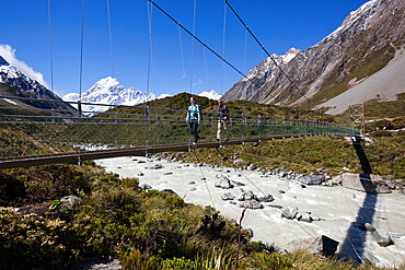 Swing bridge in Hooker Valley with Mount Cook, Mount Cook National Park, UNESCO World Heritage Site, Canterbury region, South Island, New Zealand, Pacific