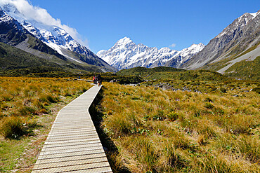 Boardwalk on Hooker Valley Trail with Mount Cook, Mount Cook National Park, UNESCO World Heritage Site, Canterbury region, South Island, New Zealand, Pacific