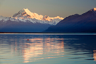 Mount Cook and Lake Pukaki at sunrise, Mount Cook National Park, UNESCO World Heritage Site, Canterbury region, South Island, New Zealand, Pacific