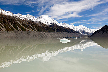 Mount Cook and Southern Alps, Tasman Lake, Mount Cook National Park, UNESCO World Heritage Site, Canterbury region, South Island, New Zealand, Pacific