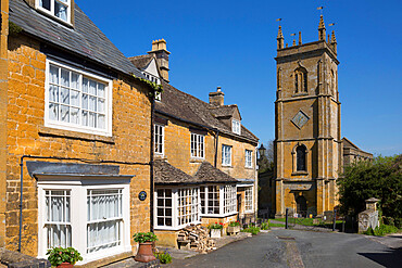 Parish church and terraced cotswold cottages, Blockley, Cotswolds, Gloucestershire, England, United Kingdom, Europe